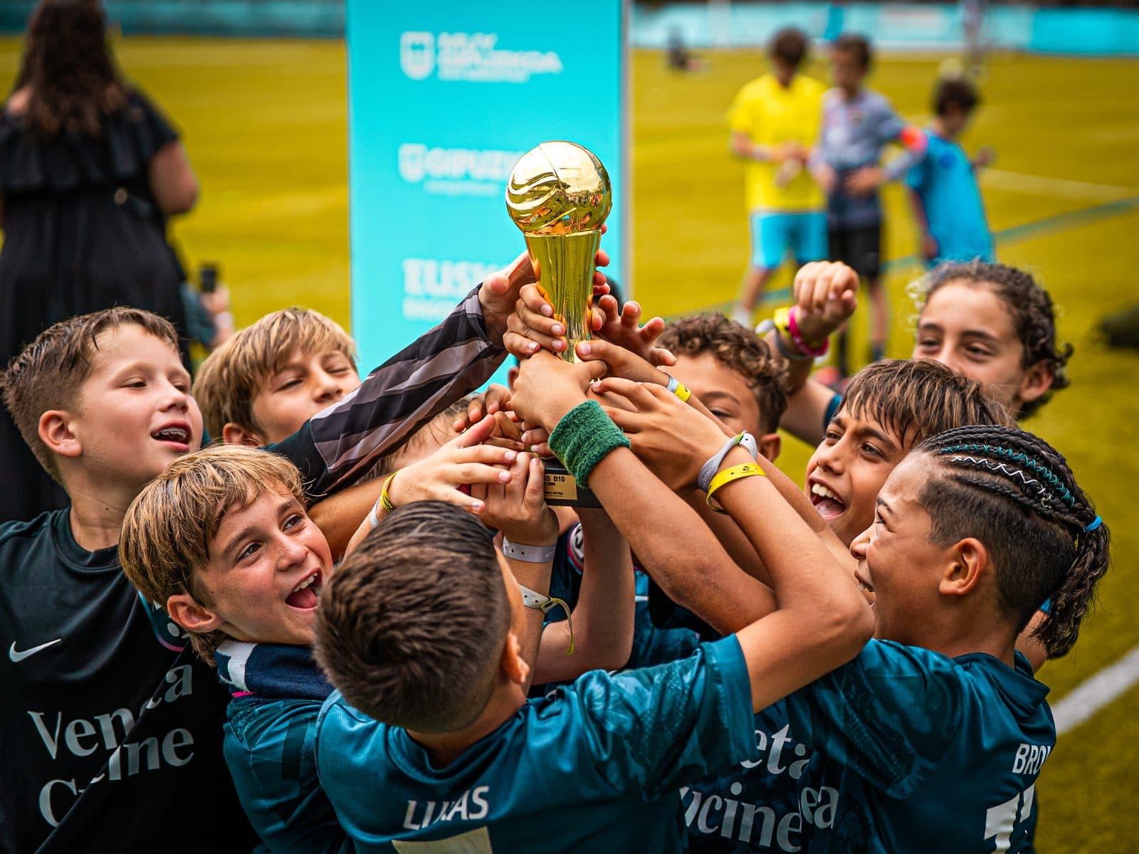 EFE players celebrating with the Donosti Cup trophy